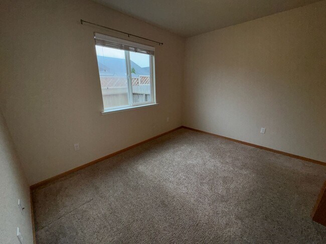 Building Photo - 1879 Maplewood Dr