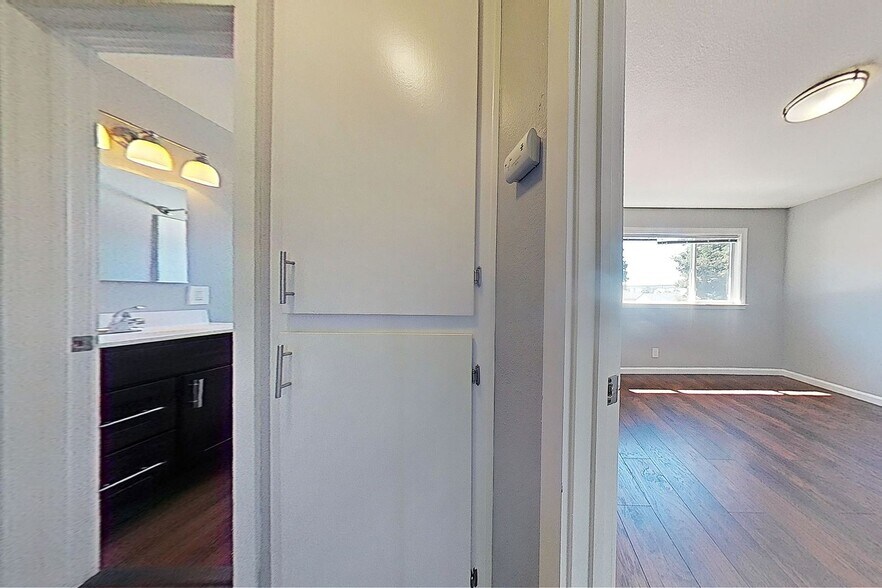 Building Photo - 569 Smalley Ave