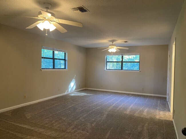 Building Photo - Dreamy 3 bedroom !