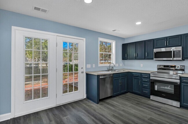 Building Photo - Beautifully Updated 3BR Home Minutes from Fort Jackson, VA Hospital & I-77