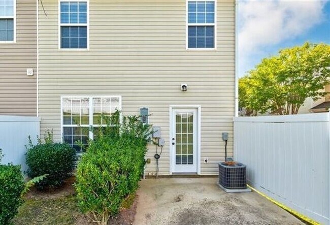 Building Photo - 3BR Townhome • In-Unit W/D • Trash Included in Fort Mill