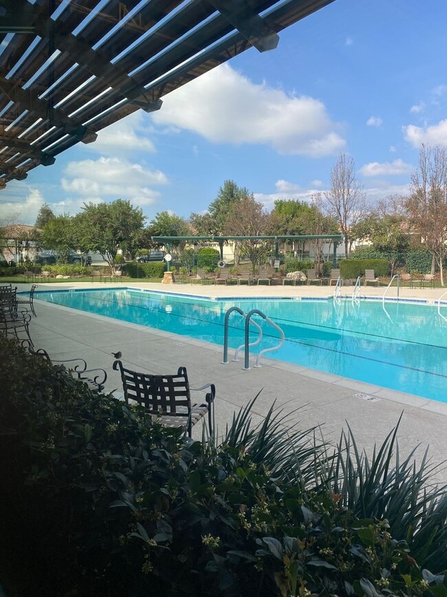 Building Photo - Sweet Senior Rental in Solera