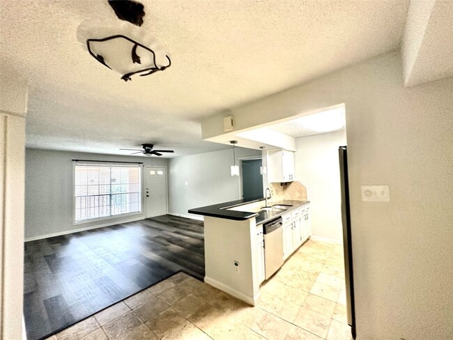 Building Photo - 1311 Antoine Dr