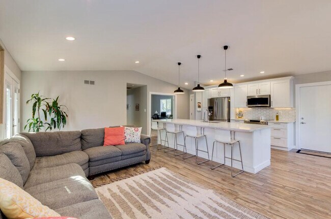 Building Photo - 6927 E Grandview Dr