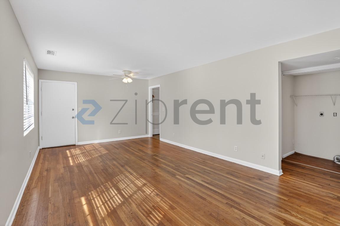Building Photo - Unit B