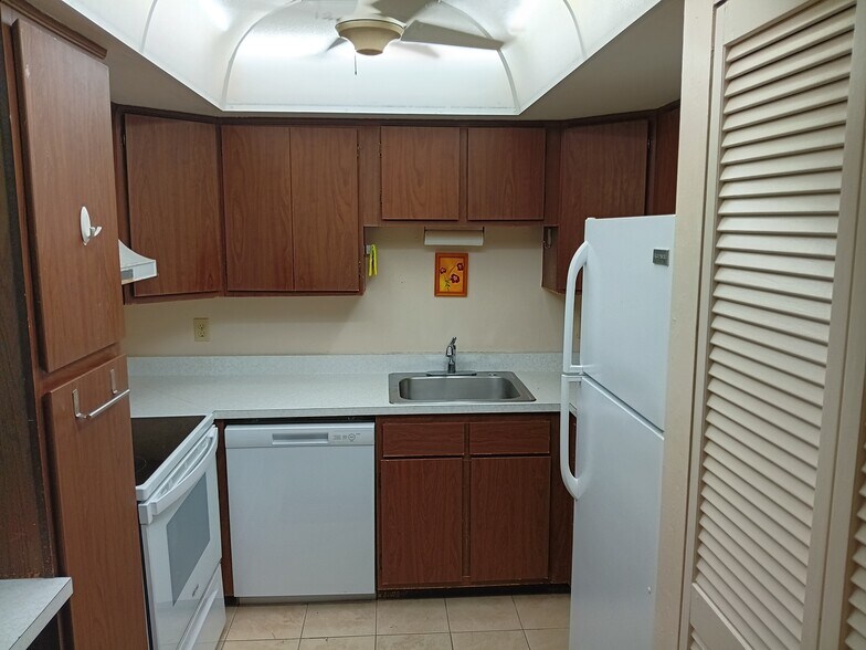 Building Photo - 600 Midway Dr