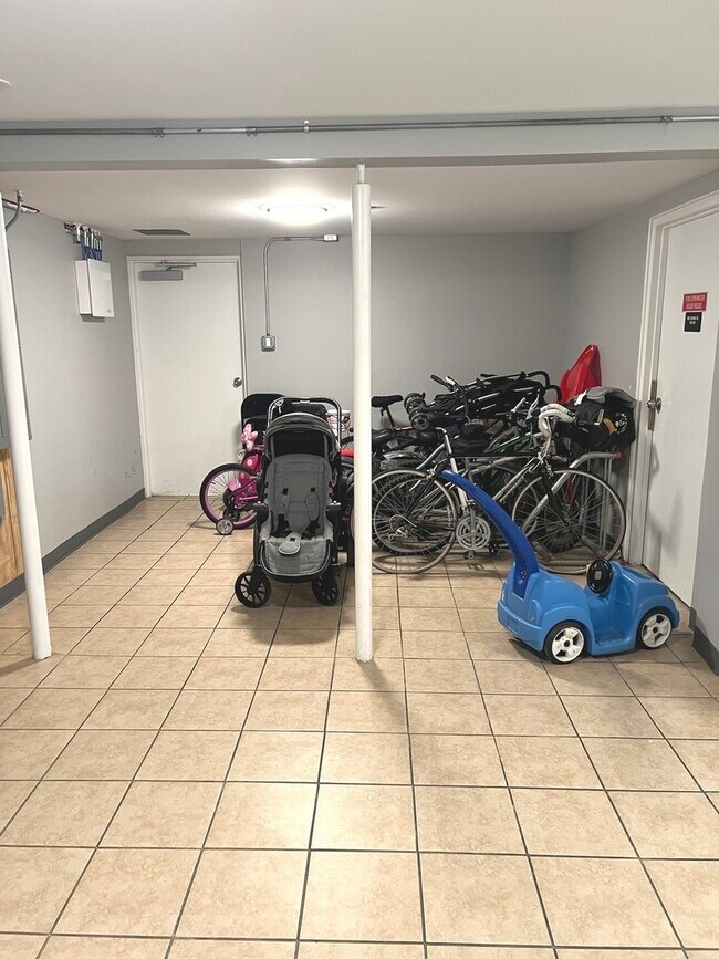 Building Photo - 8812 Briar Ct