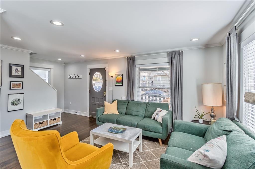 interior- 1st floor (open-concept living room) - 4244 Holmes St