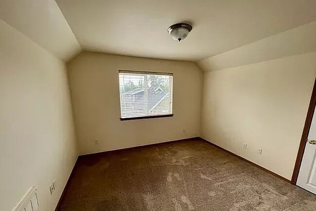 Building Photo - Spacious 3 Bedroom, 3 Bath End-Unit Condo ...