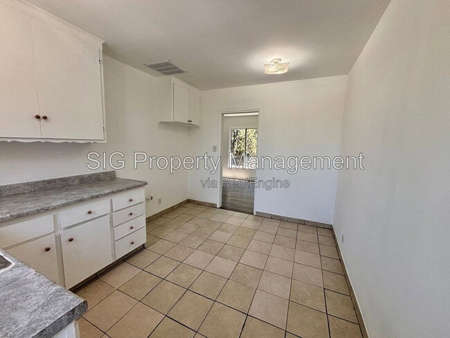 Building Photo - 13226 Maclay St