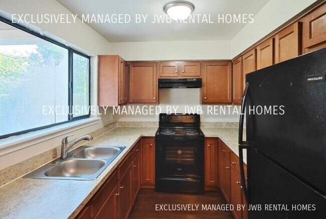 Building Photo - 348 Elm St