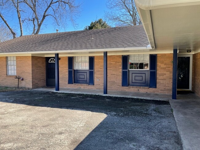 Primary Photo - 402 Giddings Ln