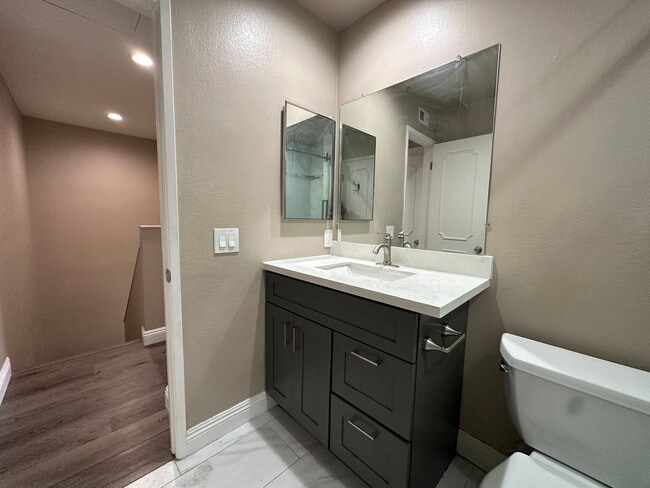 Building Photo - Charming Townhouse in South Coast Metro