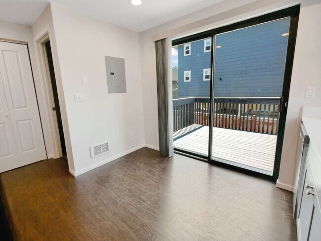 Building Photo - Rare Edmonds duplex now available! This side-by-side townhome-style unit features 2 bedrooms, 1.5...