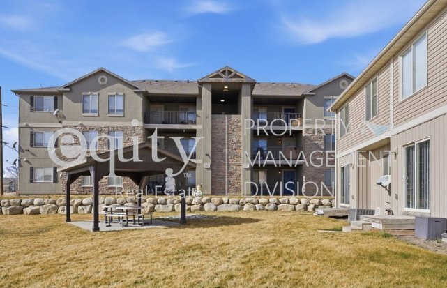 Building Photo - 3812 E Rock Creek Rd