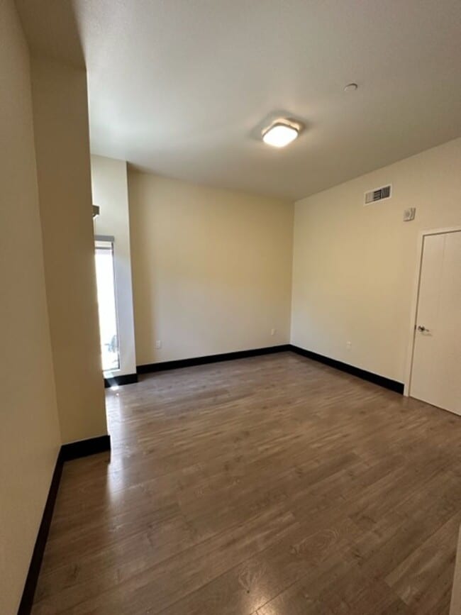 Building Photo - 536 S El Molino Ave