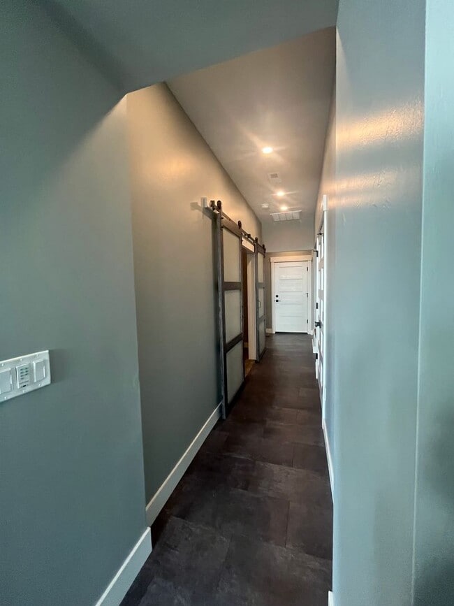 Building Photo - Newly Renovated Condo in Uptown Butte