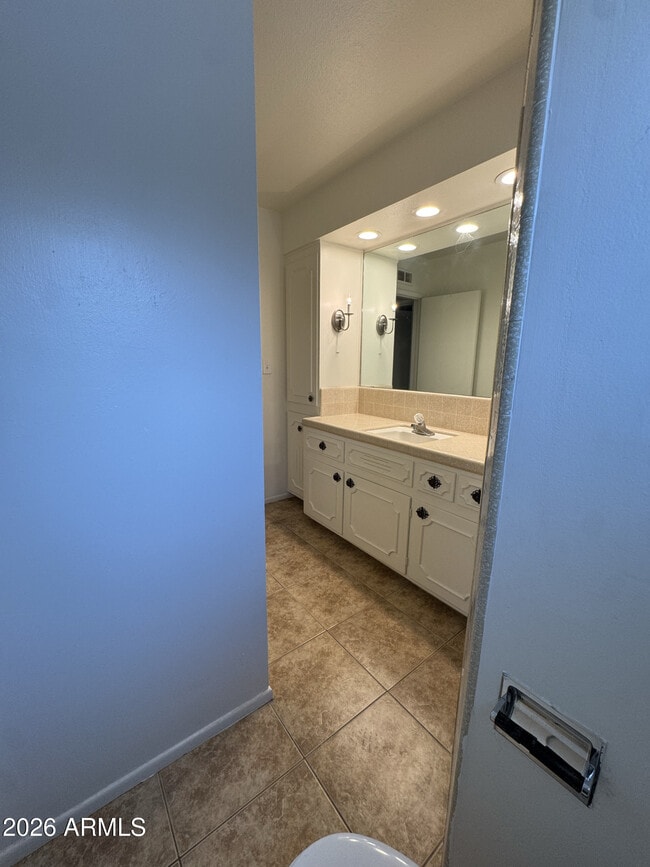 Building Photo - 5444 E Pinchot Ave