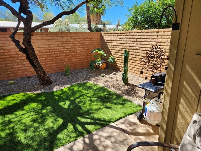 Building Photo - 21 W Roma Dr