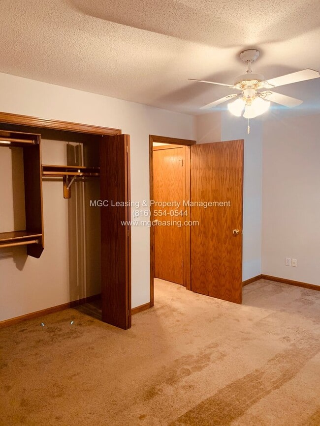 Building Photo - Spacious Raymore Townhome in Prime Remington Village Location