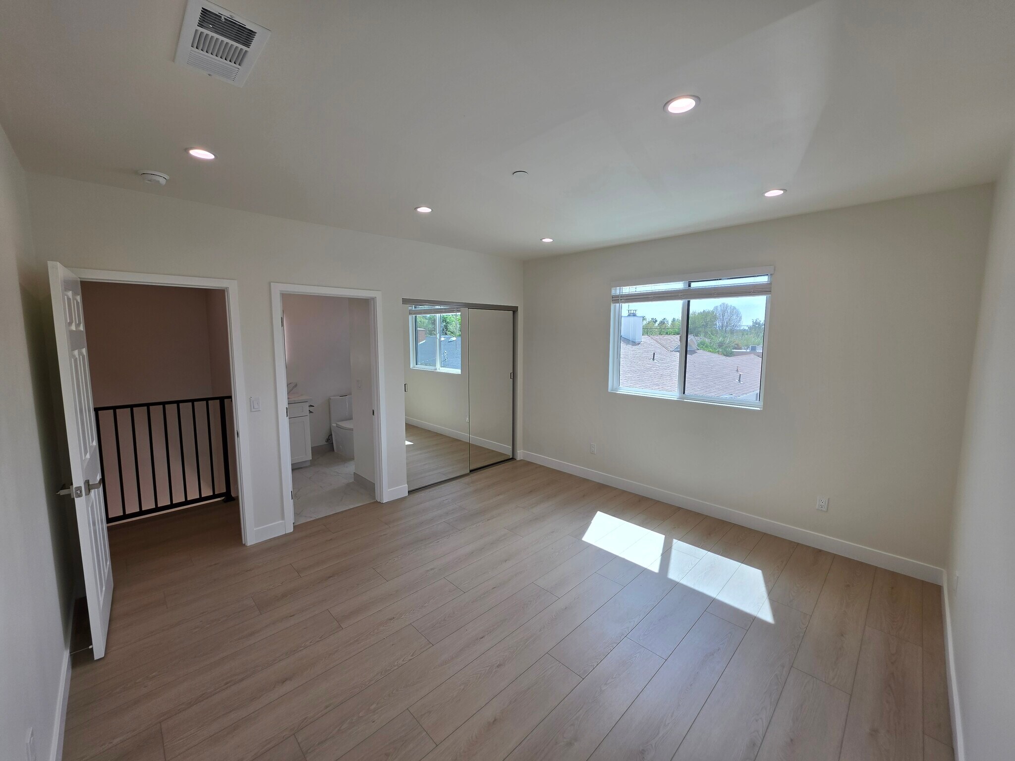 Building Photo - 15533 Tupper St