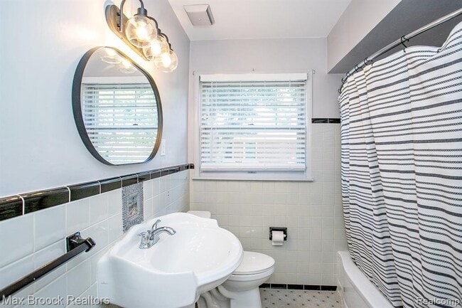 Building Photo - 4163 Amherst Rd