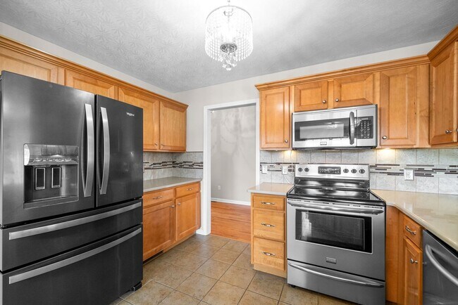 Building Photo - Pet Friendly Three Bedroom with Bonus!