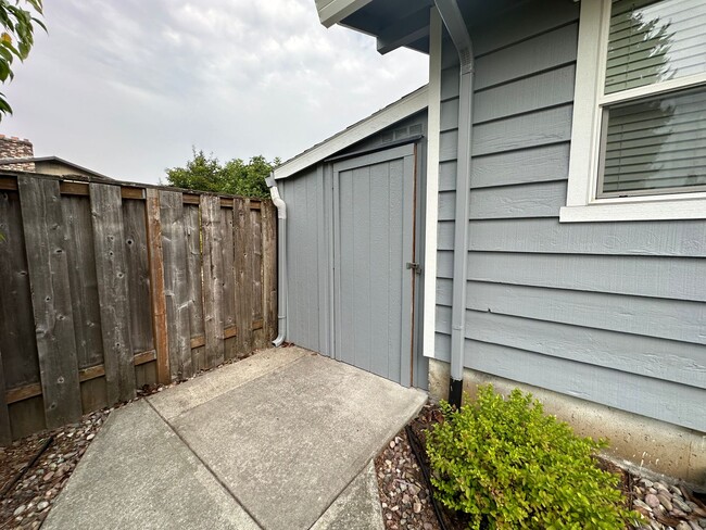 Building Photo - **PENDING** Perfect 4 Bed 2 Bath w/ Finish...