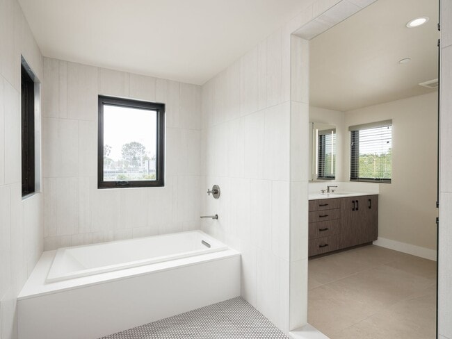 Building Photo - 2677 State St