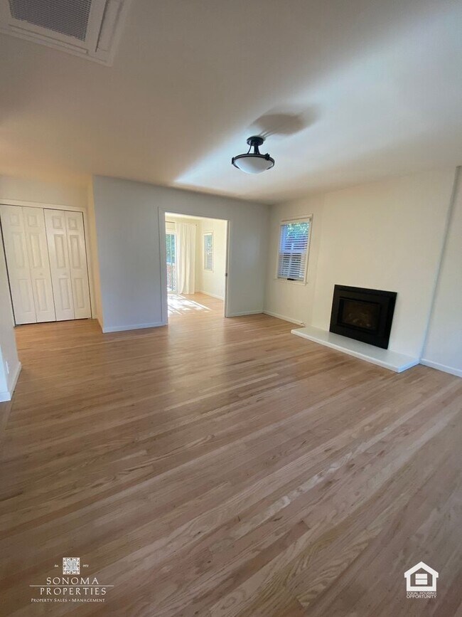 Building Photo - Bright & Cheery 2 Bedroom Home