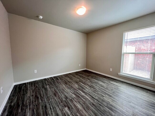 Building Photo - 2118 N Texas Ave