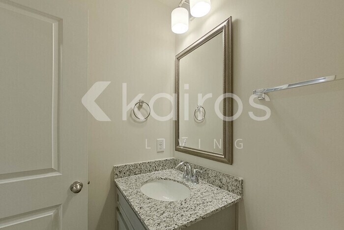 Building Photo - 2241 Banyon Cir