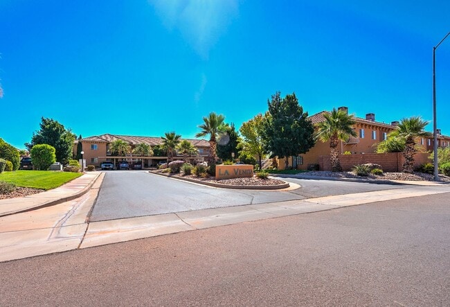 Building Photo - Top-Floor 3 Bed, 2 Bath Apartment Near Gre...