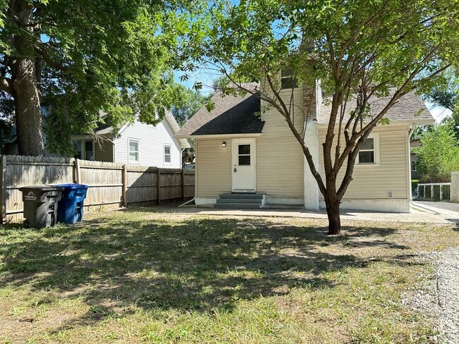 Building Photo - Updated 3 Bedroom 1,800 SQFT Home for Rent