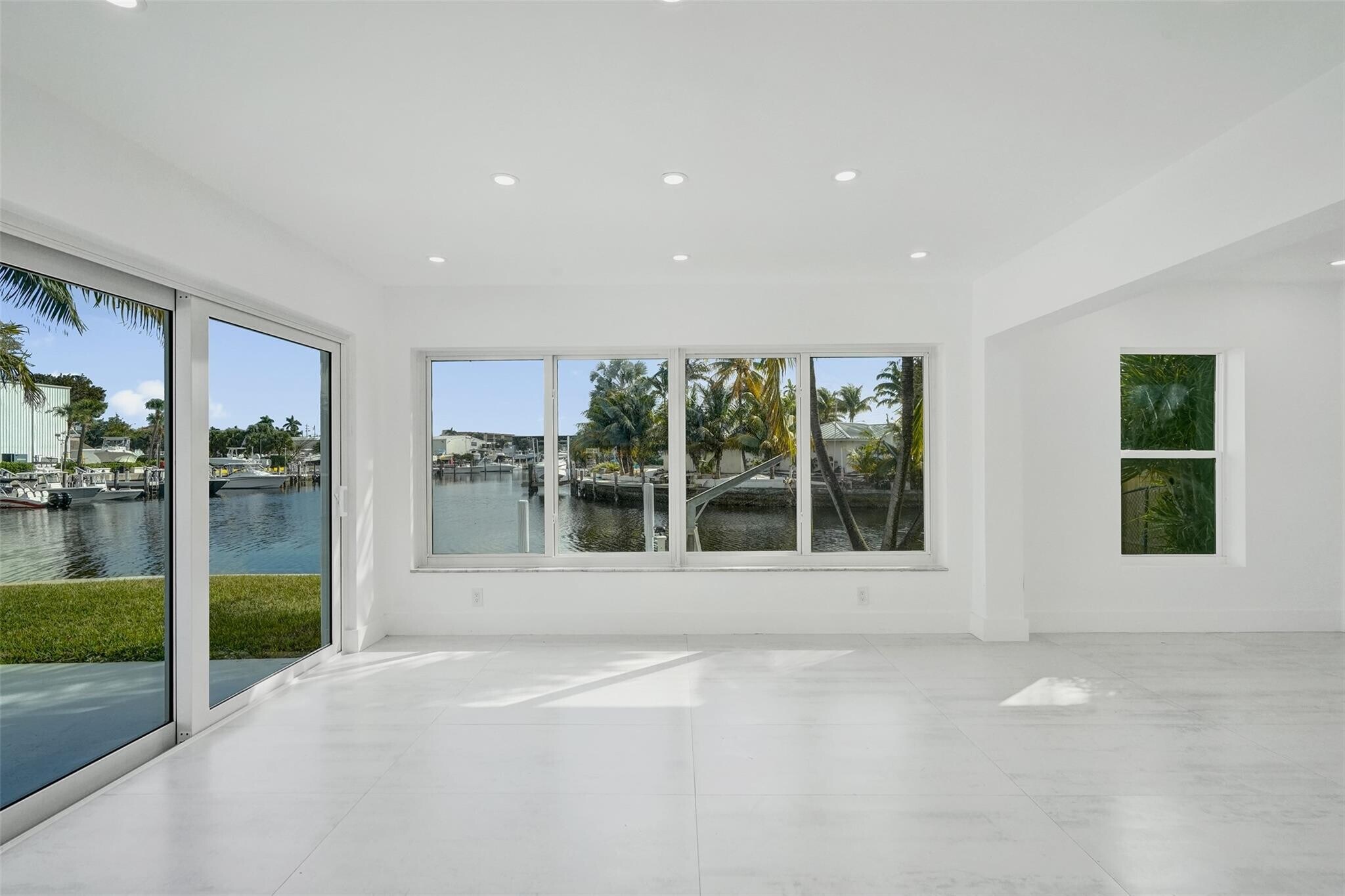 Building Photo - 1960 SE 5th Ct