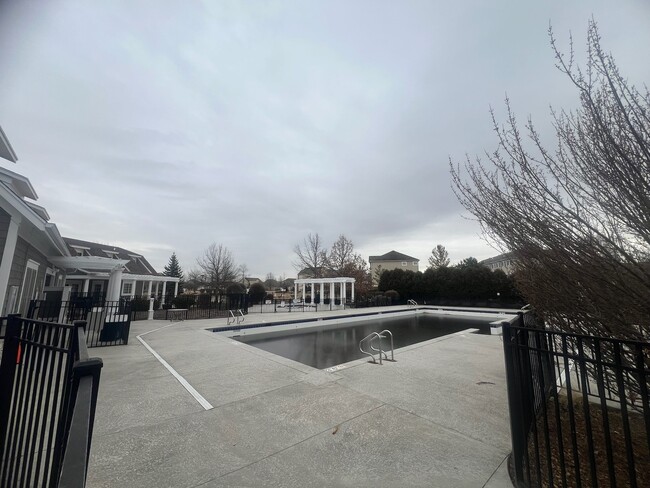 Building Photo - 285 Lakeshore Dr