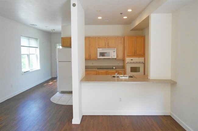 Building Photo - 401 Cranberry St