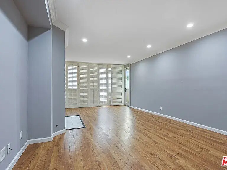 Building Photo - 930 N Wetherly Dr