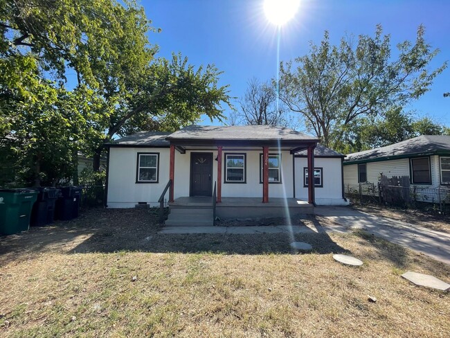 Building Photo - Move in special: Remodeled Northwest 2 Bed