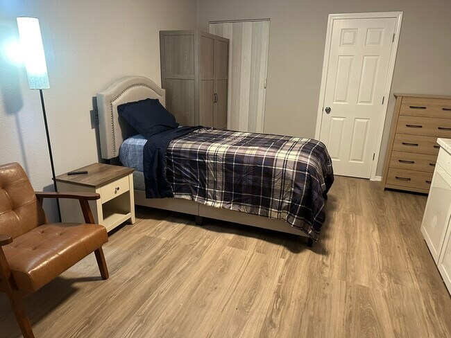 Building Photo - 10811 Cranbrook Rd