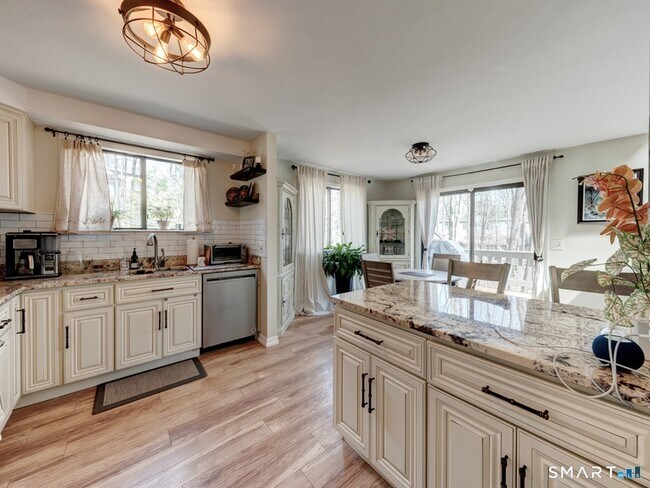 Building Photo - 355 Ledge Dr