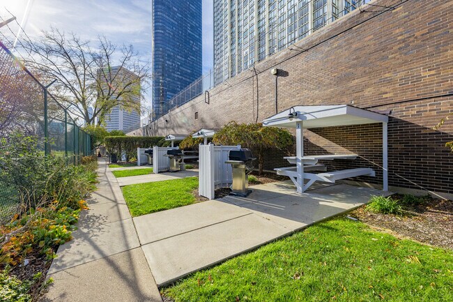 Building Photo - 5455 N Sheridan Rd