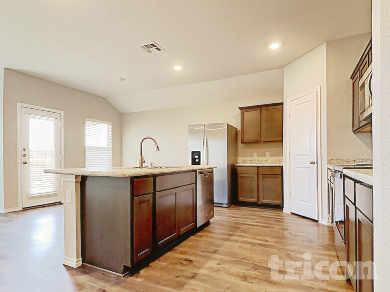 Building Photo - 1904 Strongbark Dr