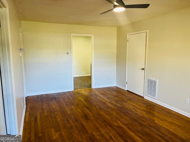 Building Photo - 531 Locke St