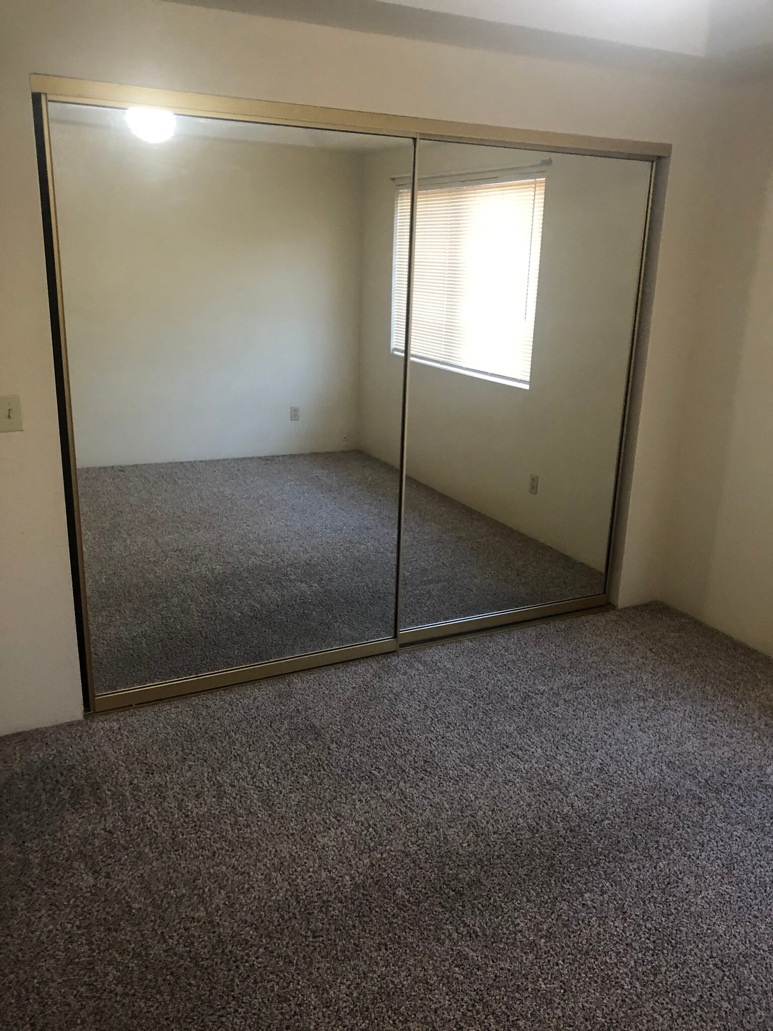 Building Photo - 2521 W Glenbrook Way