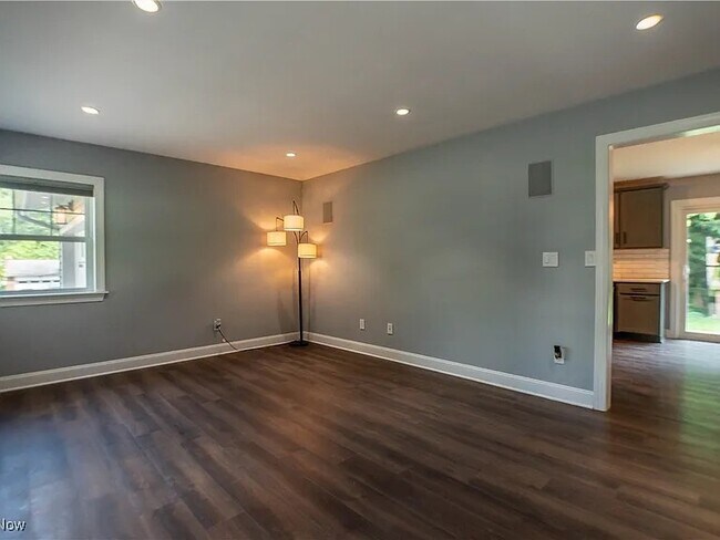 Building Photo - 216 W Glenridge Rd