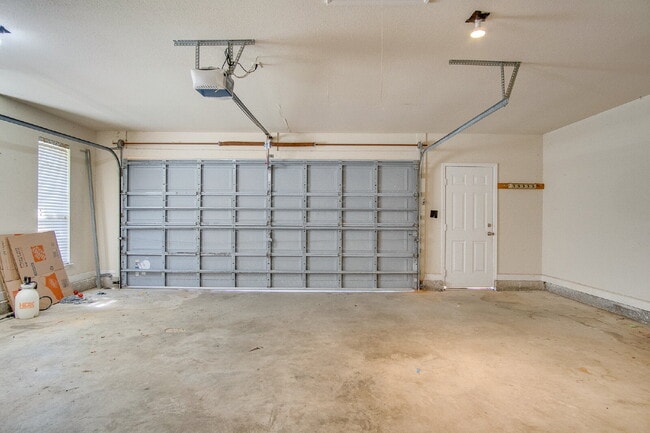 Building Photo - Spacious Pace Home with Office, Fireplace & Pergola