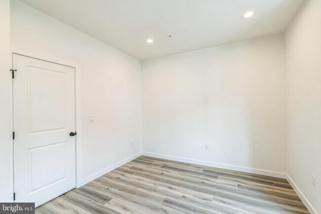 Building Photo - 1526 W Seybert St