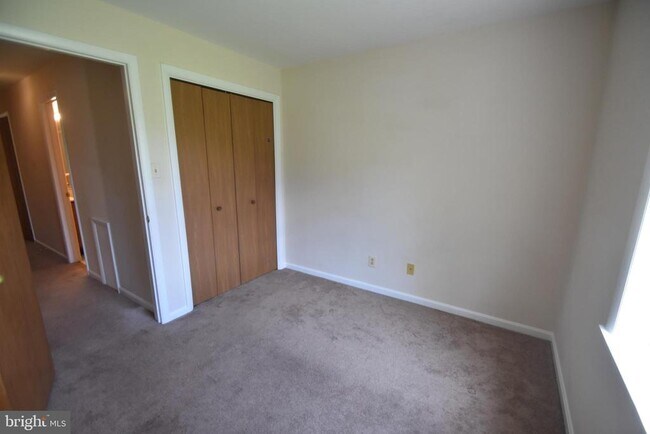 Building Photo - 400 Chapel Ct
