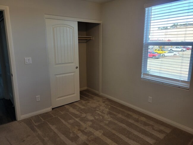 Building Photo - Beautiful 4 Bedroom Home in Southwest Vegas!